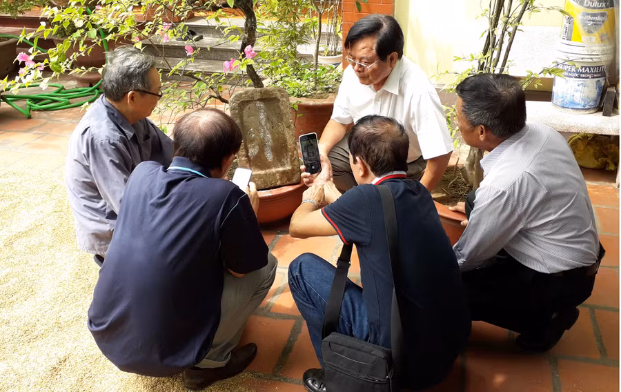 Tấm bia đá cổ tại nhà cụ Nguyễn Duy Trừ - hậu duệ dòng họ Nguyễn Duy.