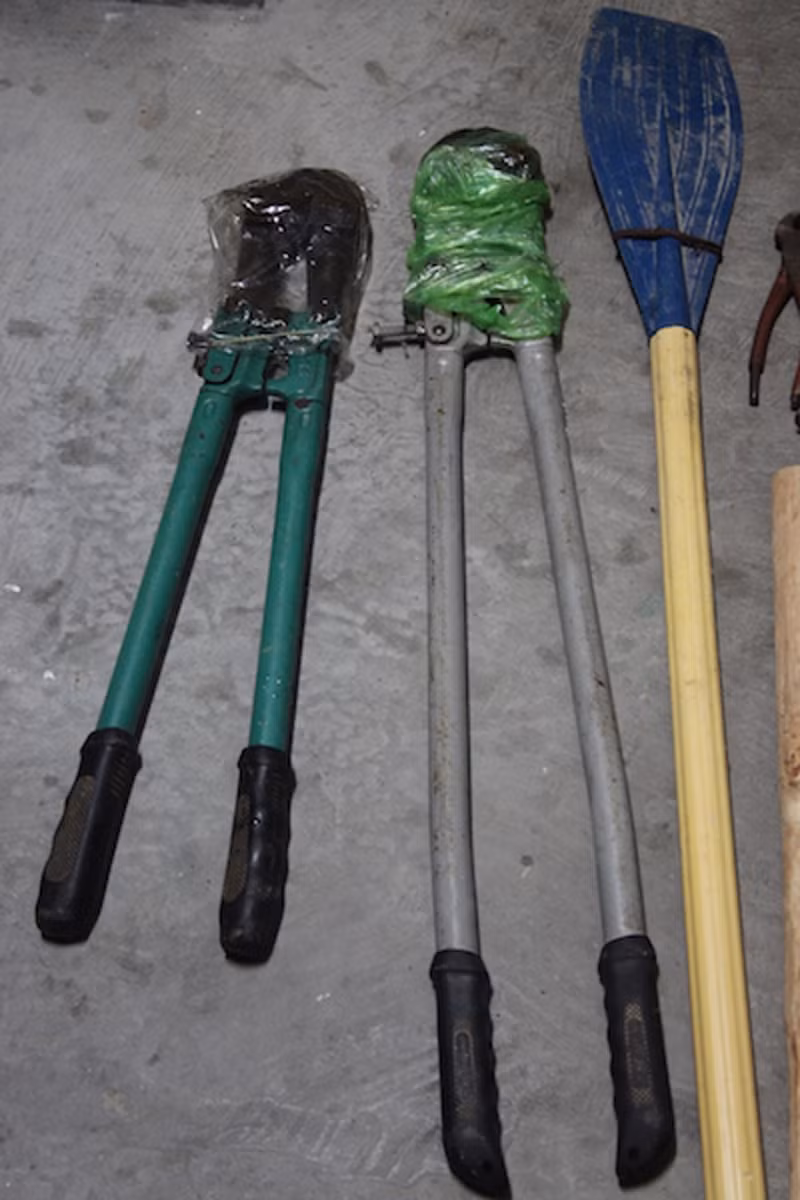 Dụng cụ băng trộm dùng để phá cửa, đột nhập vào các tiệm vàng.