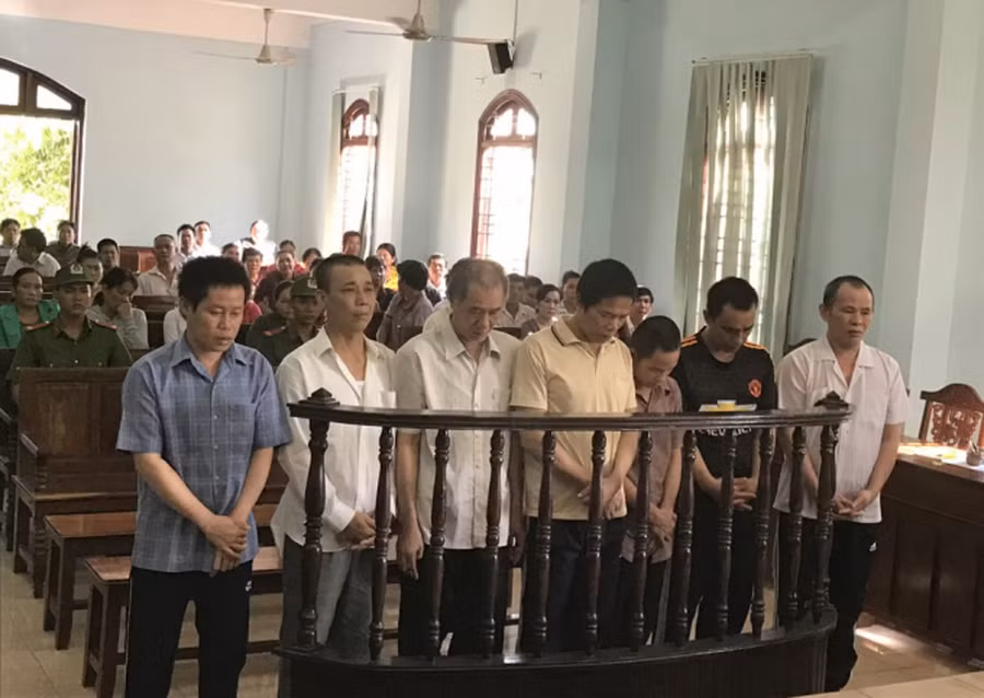 Các bị cáo của băng “siêu trộm” vàng trước tòa.