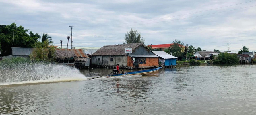 Những tiệm vàng ven sông là mục tiêu tấn công của băng “siêu trộm”.