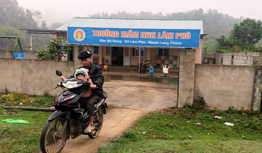 Người dân ở bản Nà Đang vẫn phải trả điện sinh hoạt giá cao. Ảnh: Hồng Đức Người dân ở bản Nà Đang vẫn phải trả điện sinh hoạt giá cao. Ảnh: Hồng Đức