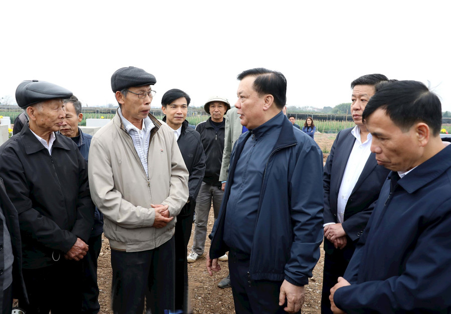 Bí thư Thành ủy Hà Nội Đinh Tiến Dũng thăm hỏi, động viên người dân huyện Đan Phượng. Bí thư Thành ủy Hà Nội Đinh Tiến Dũng thăm hỏi, động viên người dân huyện Đan Phượng.