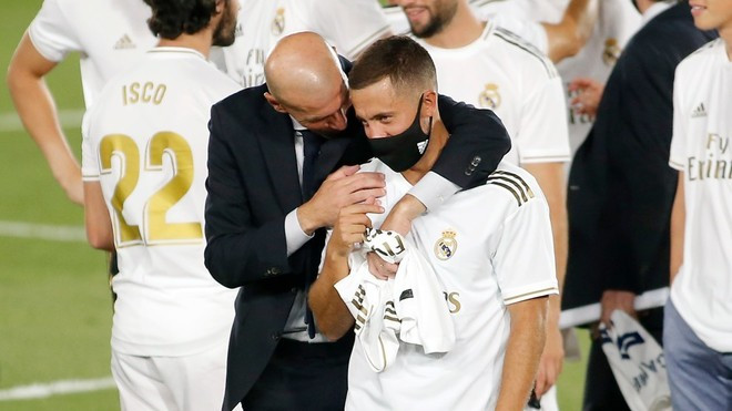 Zidane vỗ về an ủi Hazard, người dính tới 9 chấn thương nghiêm trong kể từ khi gia nhập Real vào năm 2019.