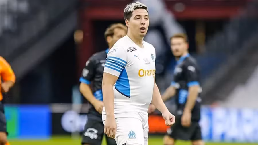 Sốc với thân hình "bụng mỡ" của cựu tiền vệ tấn công Arsenal.