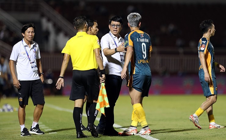 HLV Vũ Tiến Thành phản ứng trọng tài ở trận thua Hoàng Anh Gia Lai thua CLB TPHCM ở vòng 21 V.League 2023-2024. HLV Vũ Tiến Thành phản ứng trọng tài ở trận thua Hoàng Anh Gia Lai thua CLB TPHCM ở vòng 21 V.League 2023-2024.