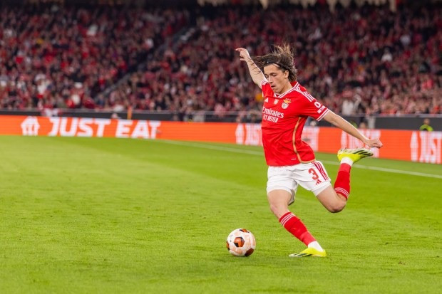 Alvaro Fernandez đã hoàn tất việc chuyển đến Benfica từ Man United với giá 5 triệu bảng. Alvaro Fernandez đã hoàn tất việc chuyển đến Benfica từ Man United với giá 5 triệu bảng.