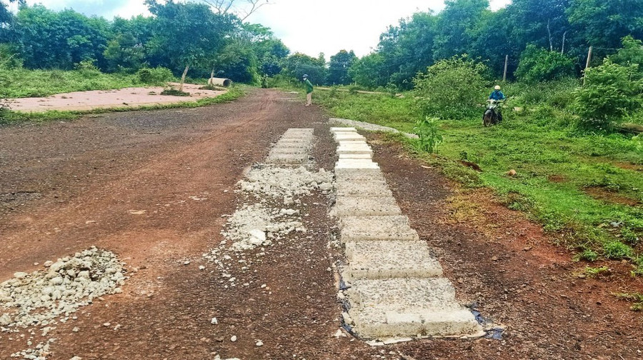 Dự án Khu đô thị Đông Nam tại phường An Lạc, thị xã Buôn Hồ thành bãi cỏ hoang. Ảnh: BH