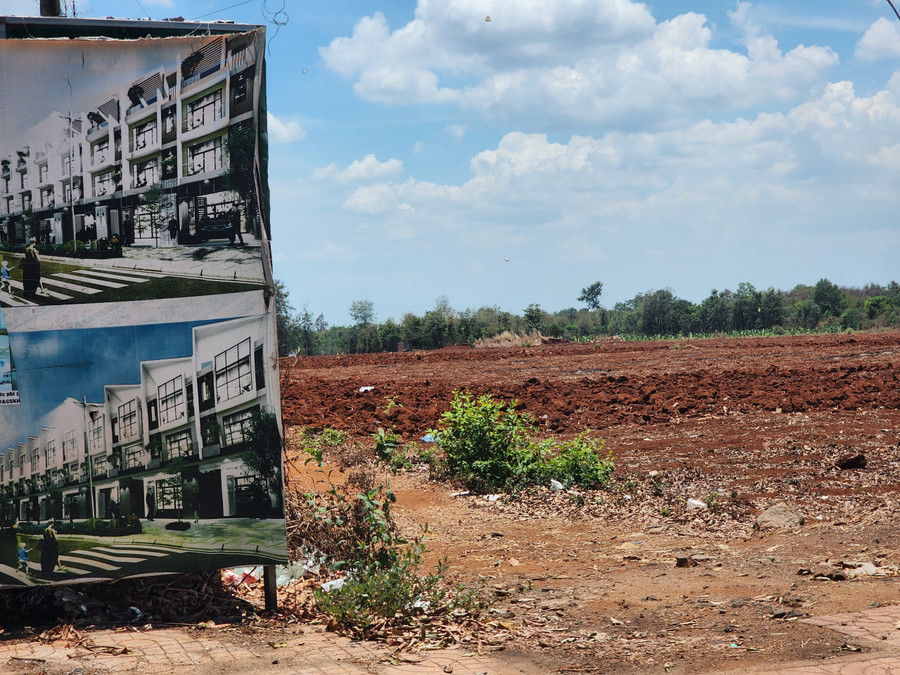 Người dân phường Tân Lợi, TP Buôn Ma Thuột tiếc đất bỏ hoang tại Khu đô thị dịch vụ Tân An nên vào cày, xới để trồng hoa màu. Ảnh: TT