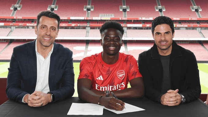 Bukayo Saka ký gia hạn với Arsenal nên đến năm 2027.