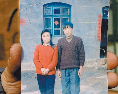 Chị Kang (trái) cùng chồng.