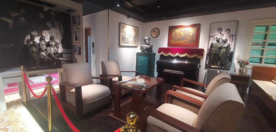 Bảo tàng dành một gian nhỏ để tái hiện phòng khách năm xưa của gia đình Đại tướng lúc sinh thời thật bình dị mà ấm cúng. Ảnh: TG. Bảo tàng dành một gian nhỏ để tái hiện phòng khách năm xưa của gia đình Đại tướng lúc sinh thời thật bình dị mà ấm cúng. Ảnh: TG.