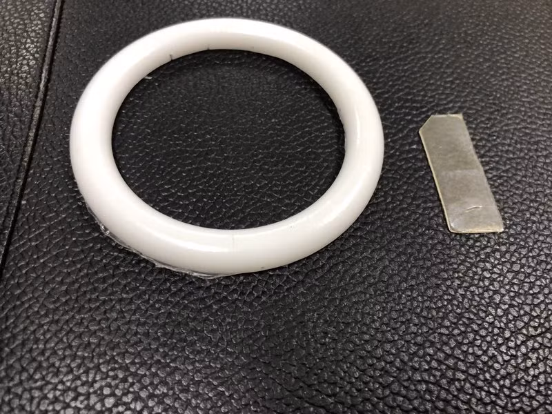 Hai mẫu sản phẩm được gia công từ vật liệu có khả năng tự lành, chống trầy xước trong quá trình đúc khuôn, gia nhiệt.