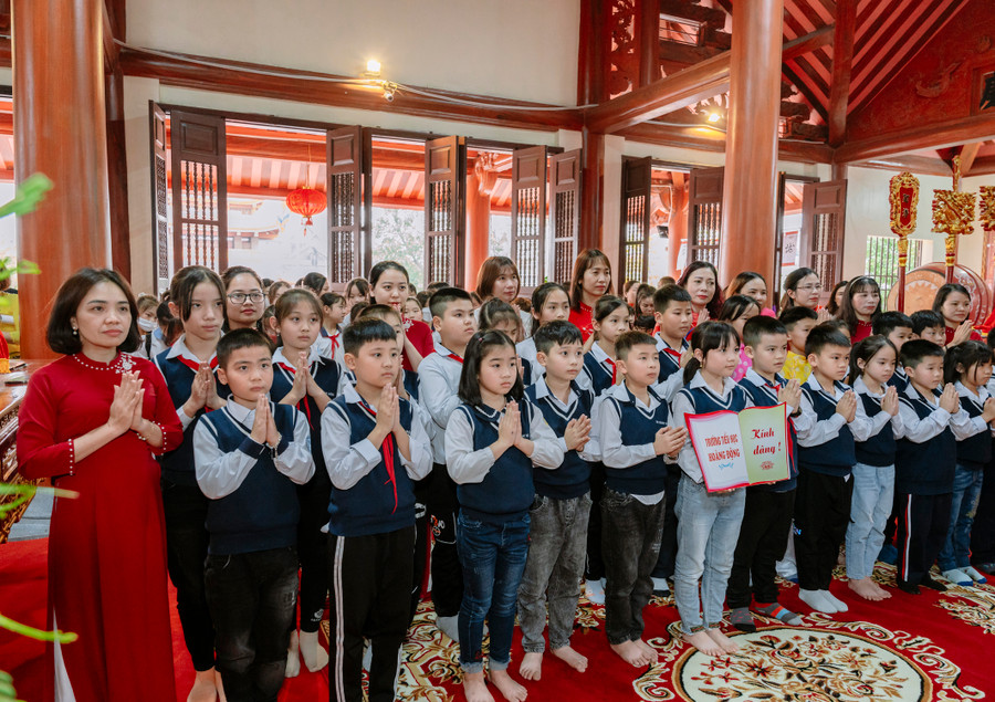 Giáo viên và học sinh Trường Tiểu học Hoàng Động (Thủy Nguyên) dâng hương tại đền thờ Trạng nguyên.