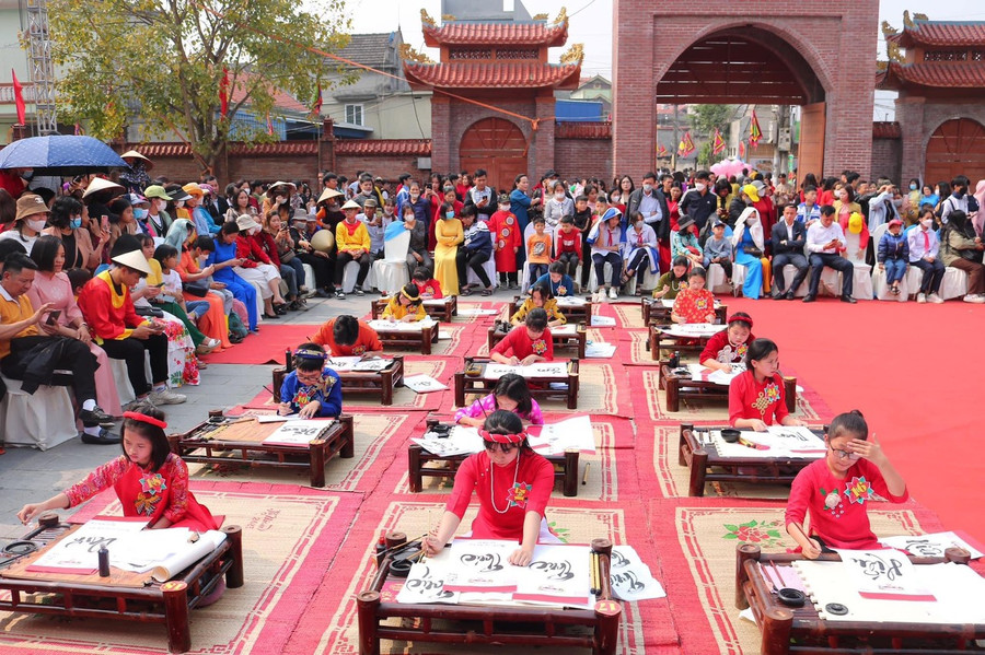 Viết thư pháp tại đền thờ Trạng nguyên Lê Ích Mộc.