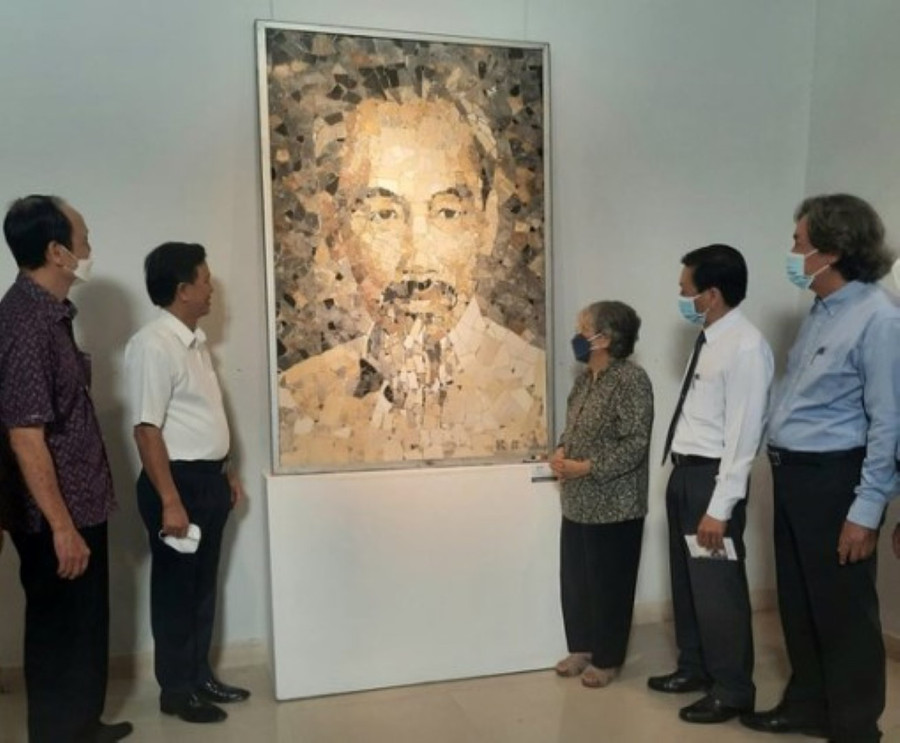 Họa sĩ Lê Thị Kim Bạch (thứ ba từ phải qua) giới thiệu tác phẩm ghép đá &apos;Bác Hồ&apos; tại Triển lãm Mỹ thuật năm 2022 chủ đề &apos;Học tập và làm theo tư tưởng, đạo đức, phong cách Hồ Chí Minh&apos; do Hội Mỹ thuật Thành phố Hồ Chí Minh tổ chức. Ảnh: Hoài Nam.