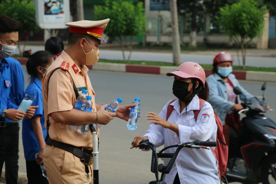 Buổi chiều nay nắng gắt, các thí sinh được thanh niên tình nguyện và CSGT hỗ trợ nước lọc giải nhiệt. Buổi chiều nay nắng gắt, các thí sinh được thanh niên tình nguyện và CSGT hỗ trợ nước lọc giải nhiệt.