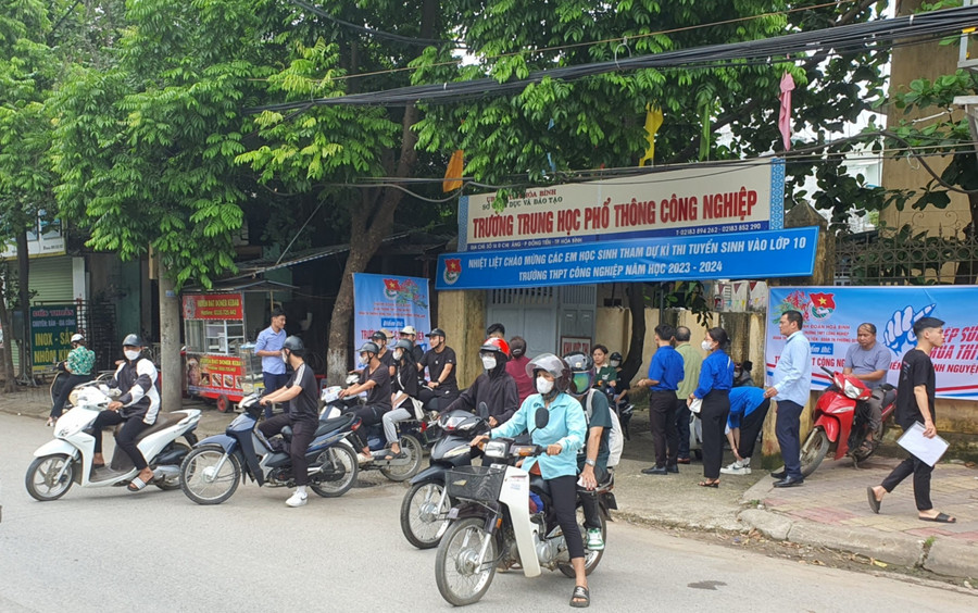 Các em học sinh đều vui vẻ khi làm bài tốt môn Tiếng Anh.