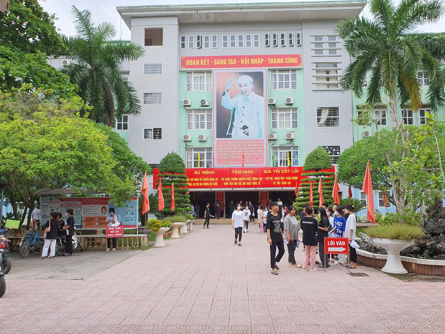 Trong ngày 28/6, kết thúc 2 môn thi, đa số các em học sinh đều đánh giá chung là tự tin làm bài tốt. Trong ngày 28/6, kết thúc 2 môn thi, đa số các em học sinh đều đánh giá chung là tự tin làm bài tốt.