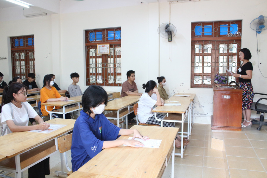 Các em học sinh Trường THPT Công Nghiệp, thành phố Hoà Bình bước vào thi môn Toán. Các em học sinh Trường THPT Công Nghiệp, thành phố Hoà Bình bước vào thi môn Toán.