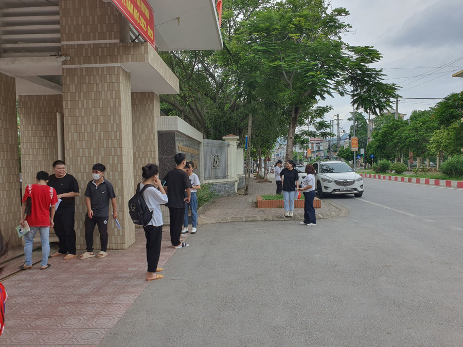 Các thí sinh ở Hoà Bình kết thúc bài thi tổ hợp. Các thí sinh ở Hoà Bình kết thúc bài thi tổ hợp.