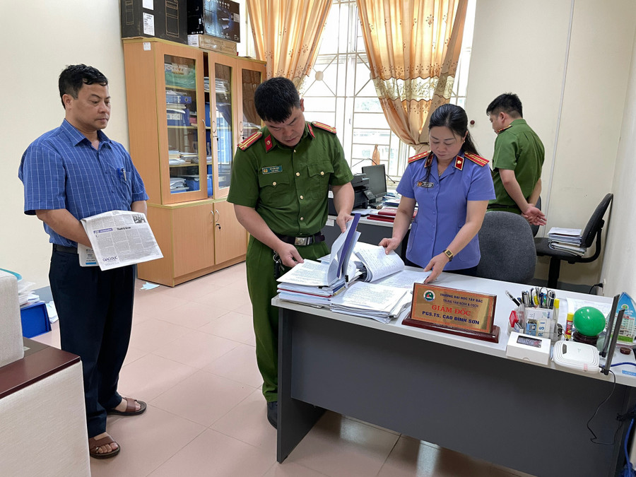 Lực lượng chức năng kiểm tra giấy tờ, phòng làm việc của Cao Đình Sơn. Lực lượng chức năng kiểm tra giấy tờ, phòng làm việc của Cao Đình Sơn.