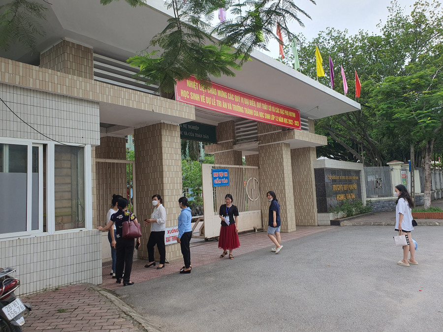Nhiều phụ huynh đưa con đến điểm thi THPT Chuyên Hoàng Văn Thụ, thành phố Hoà Bình từ rất sớm.