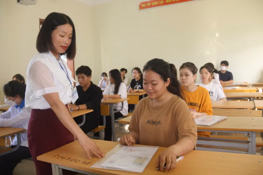 Giám thị coi thi đang hướng dẫn các em về viết số báo danh tại điểm thi THPT Mộc Lỵ.