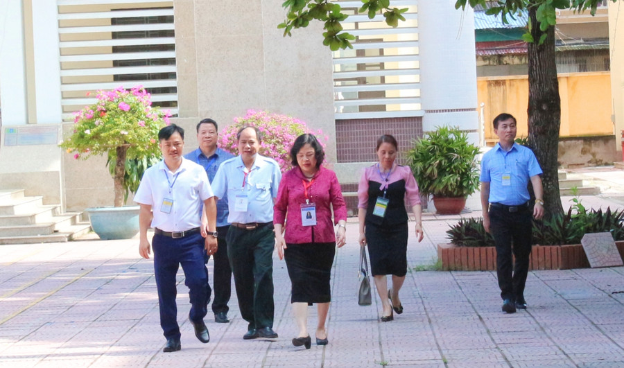 Thứ trưởng Ngô Thị Minh (thứ 3 từ trái sang) cùng đoàn công tác kiểm tra tại Trường THPT Chuyên Hoàng Văn Thụ. Thứ trưởng Ngô Thị Minh (thứ 3 từ trái sang) cùng đoàn công tác kiểm tra tại Trường THPT Chuyên Hoàng Văn Thụ.