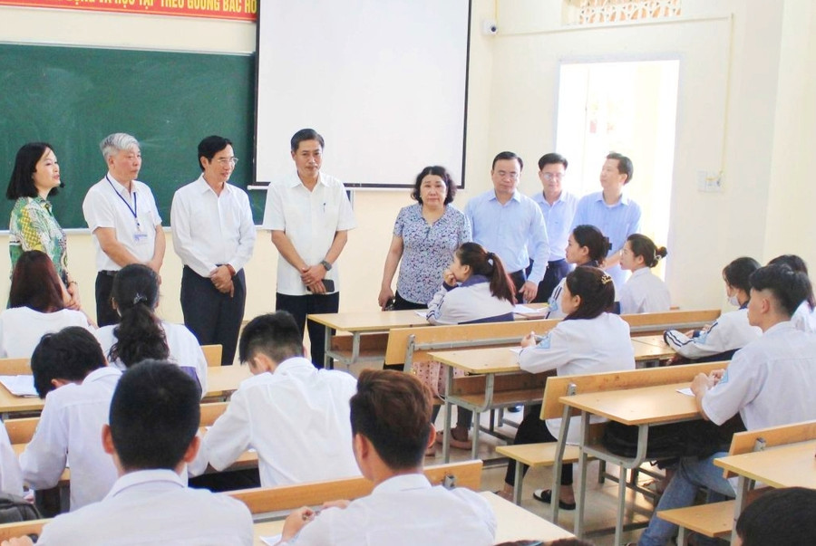 Lãnh đạo tỉnh Sơn La kiểm tra công tác chuẩn bị thi tốt nghiệp tại Trường THPT Tô Hiệu. Ảnh: Nguyễn Thư.