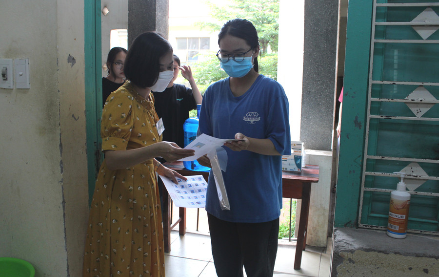 Cô giáo coi thi đang hướng dẫn các em làm thủ tục dự thi. Cô giáo coi thi đang hướng dẫn các em làm thủ tục dự thi.