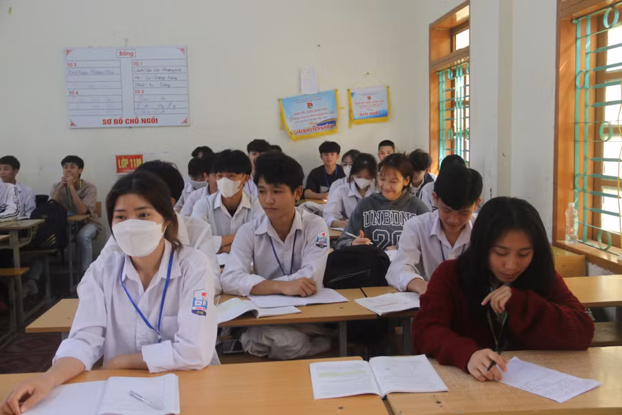 Các em học sinh trường THPT huyện Sông Mã nghe các thầy cô hướng dẫn quy chế thi.