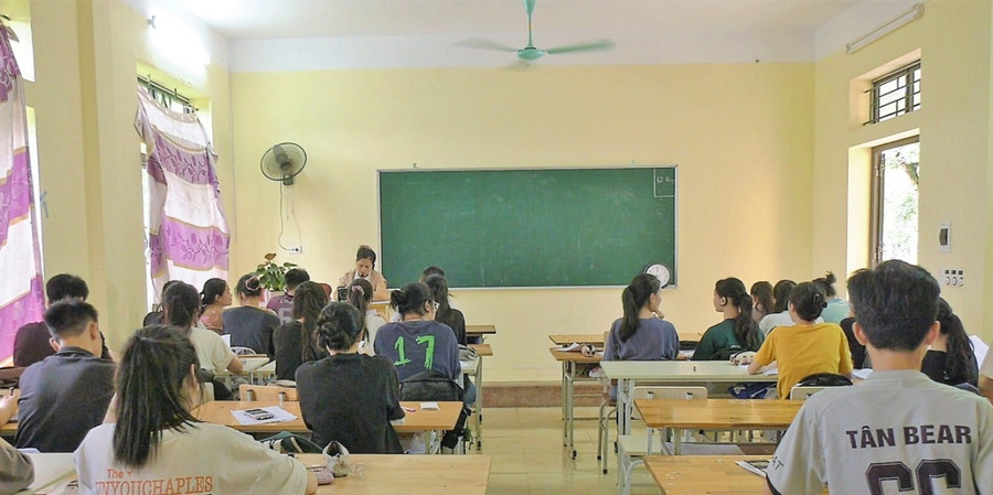 Học sinh trường THPT Yên Thuỷ A tập trung ôn luyện kiến thức. Học sinh trường THPT Yên Thuỷ A tập trung ôn luyện kiến thức.