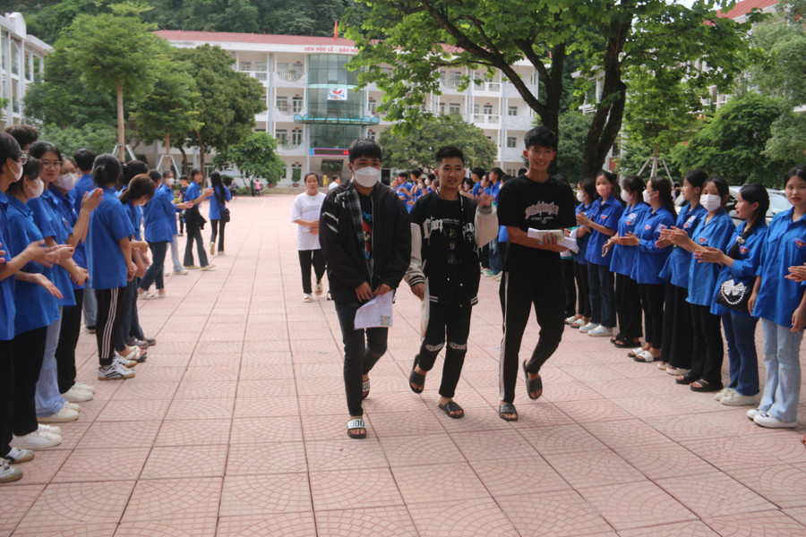 Các thí sinh vui mừng khi làm bài tốt.