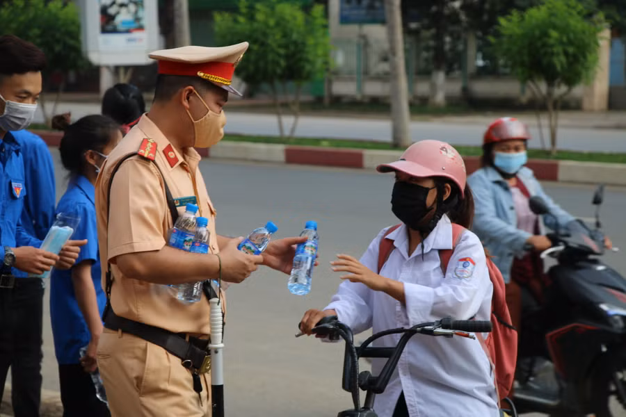 Buổi chiều nay nắng gắt, các thí sinh được thanh niên tình nguyện và CSGT hỗ trợ nước lọc giải nhiệt.