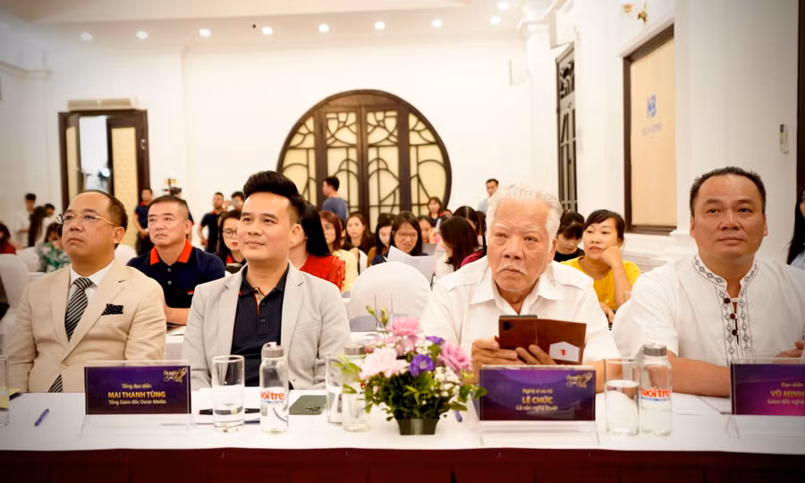 Đạo diễn Mai Thanh Tùng (thứ 2 từ trái sang) trong buổi họp báo 'Ơn nghĩa sinh thành'.