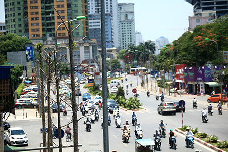 Khốn khổ vì nắng nóng trên con đường đẹp nhất Việt Nam