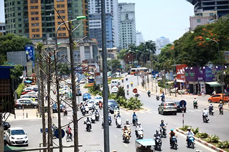 Khốn khổ vì nắng nóng trên con đường đẹp nhất Việt Nam