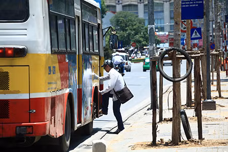 Nhiều người đi qua đoạn đường này phải dùng áo che đầu