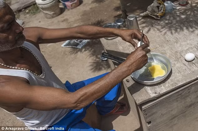 Ajay Yadav, một người dân Ấn Độ, rán trứng bằng sức nóng của mặt trời. Tính đến ngày 30/5, thời tiết cực đoan ở quốc gia Nam Á đã khiến hơn 2.000 người chết. Người dân ở nhiều khu vực đang vật lộn với tình trạng thiếu nước, thiếu điện. Ảnh: Daily Mail 1