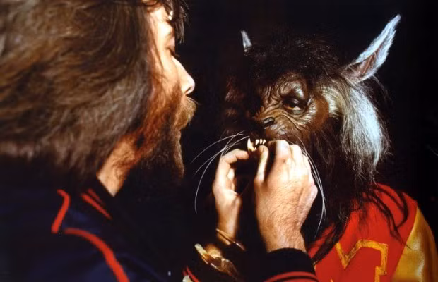 Rick Baker trên trường quay MV Thriller với Michael Jackson.