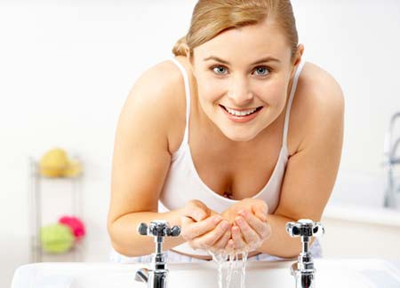 Không nên rửa mặt sau khi đi nắng về. điều không nên làm sau khi đi nắng về