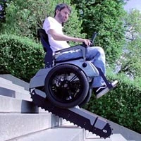 Xe lăn dùng đường ray xe tăng để leo cầu thang