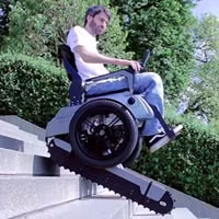 Xe lăn dùng đường ray xe tăng để leo cầu thang