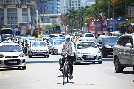 Nhiều người đi qua đoạn đường này phải dùng áo che đầu