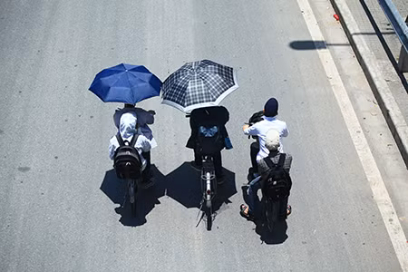 Học sinh bịt kín mít...