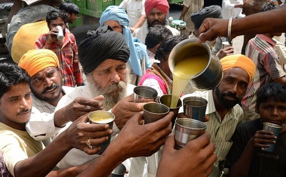 Tình nguyện viên phát nước ngọt cho người dân tại thành phố Amritsar, bang Punjab. Ảnh: Getty 1
