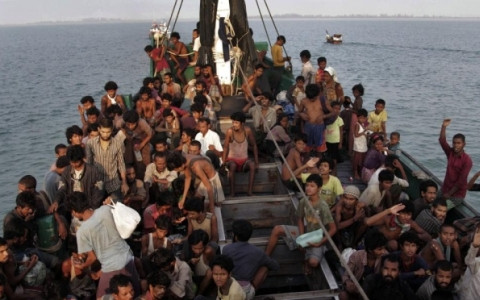 Những người di cư trên tàu ở ngoài khơi tỉnh Aceh, Indonesia (Ảnh AP)