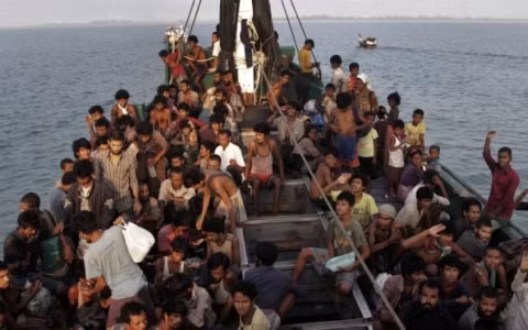 Những người di cư trên tàu ở ngoài khơi tỉnh Aceh, Indonesia (Ảnh AP)