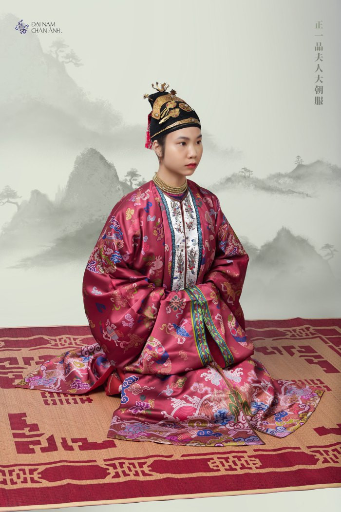 Áo Bình Lĩnh dành cho nhất phẩm phu nhân – hình ảnh triển lãm 'Trang phục người Việt thời Nguyễn' của NTK Nga Nguyễn. Áo Bình Lĩnh dành cho nhất phẩm phu nhân – hình ảnh triển lãm 'Trang phục người Việt thời Nguyễn' của NTK Nga Nguyễn.