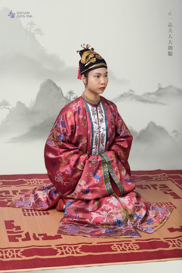 Áo Bình Lĩnh dành cho nhất phẩm phu nhân – hình ảnh triển lãm 'Trang phục người Việt thời Nguyễn' của NTK Nga Nguyễn. Áo Bình Lĩnh dành cho nhất phẩm phu nhân – hình ảnh triển lãm 'Trang phục người Việt thời Nguyễn' của NTK Nga Nguyễn.